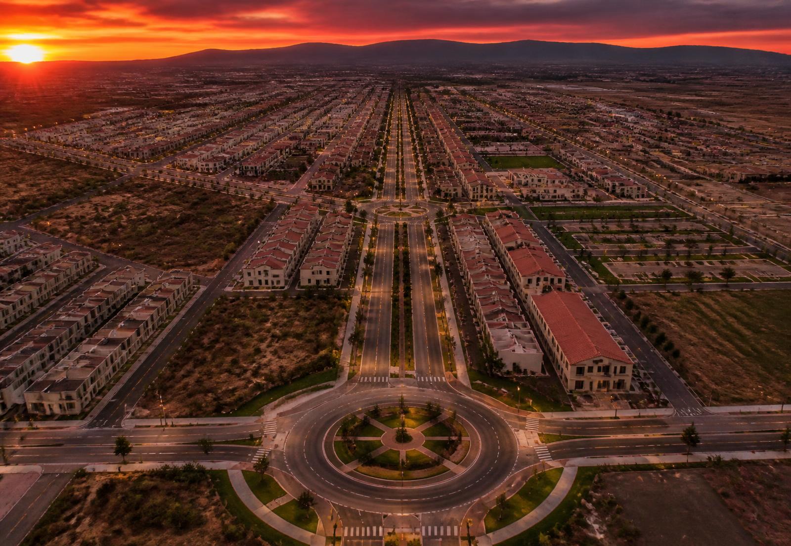 Vista aérea de un desarrollo urbano al atardecer